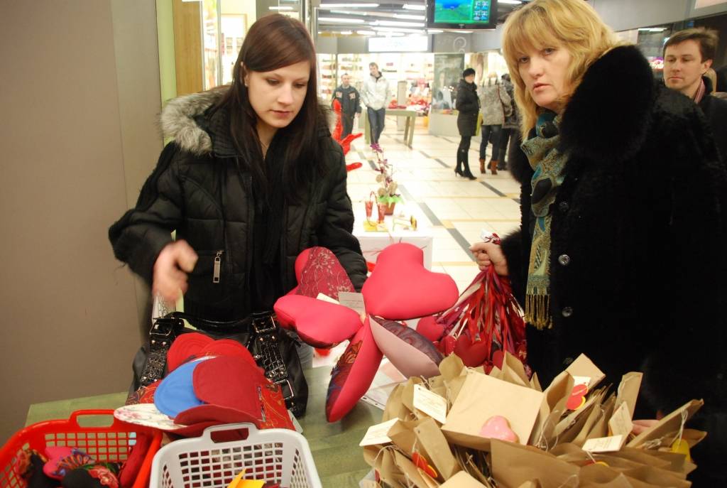 Šodien Tirdzniecības namā "Kurzeme" notiek Valentīna dienas tirdziņš, kurā savus darbus izstādījušas Liepājas Tūrisma un tekstila skolas audzēknes.
Autors: Jānis Goldbergs