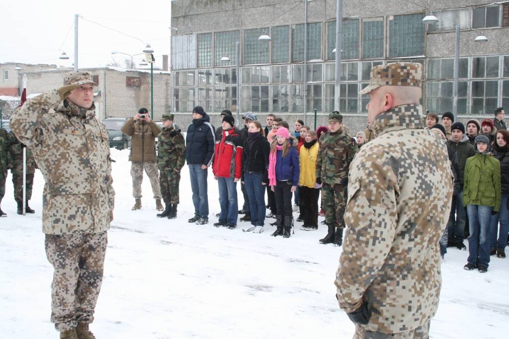 Šodien Liepājā pie Jūras spēku flagmaņa "Virsaitis" jaunsargi no Liepājas un rajona nodeva svinīgo solījumu un saņēma apliecību. Viņiem bija arī ekskursija pa "Virsaiti". 
Autors: Uldis Dobelis