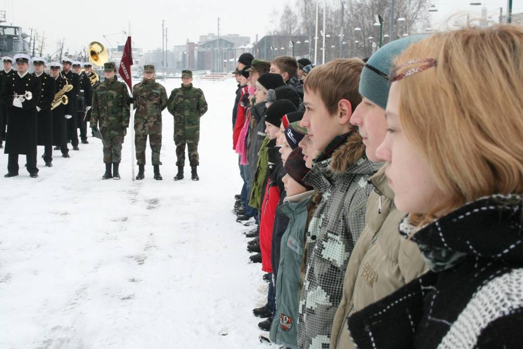 Šodien Liepājā pie Jūras spēku flagmaņa "Virsaitis" jaunsargi no Liepājas un rajona nodeva svinīgo solījumu un saņēma apliecību. Viņiem bija arī ekskursija pa "Virsaiti". 
Autors: Uldis Dobelis