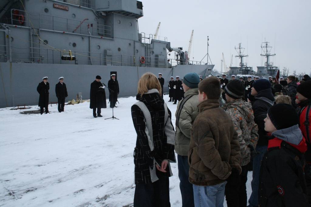 Šodien Liepājā pie Jūras spēku flagmaņa "Virsaitis" jaunsargi no Liepājas un rajona nodeva svinīgo solījumu un saņēma apliecību. Viņiem bija arī ekskursija pa "Virsaiti". 
Autors: Uldis Dobelis