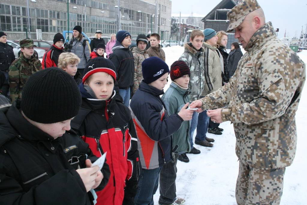 Šodien Liepājā pie Jūras spēku flagmaņa "Virsaitis" jaunsargi no Liepājas un rajona nodeva svinīgo solījumu un saņēma apliecību. Viņiem bija arī ekskursija pa "Virsaiti". 
Autors: Uldis Dobelis