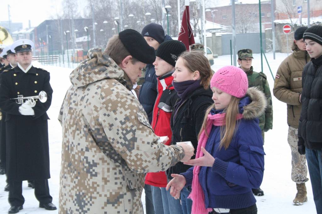Šodien Liepājā pie Jūras spēku flagmaņa "Virsaitis" jaunsargi no Liepājas un rajona nodeva svinīgo solījumu un saņēma apliecību. Viņiem bija arī ekskursija pa "Virsaiti". 
Autors: Uldis Dobelis
