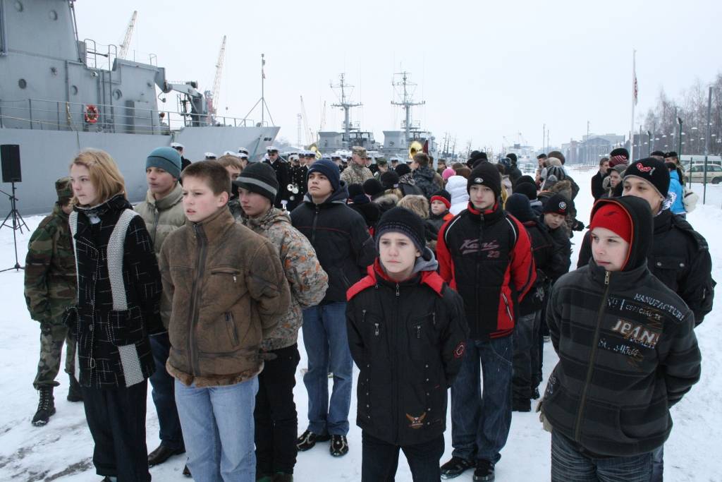 Šodien Liepājā pie Jūras spēku flagmaņa "Virsaitis" jaunsargi no Liepājas un rajona nodeva svinīgo solījumu un saņēma apliecību. Viņiem bija arī ekskursija pa "Virsaiti". 
Autors: Uldis Dobelis