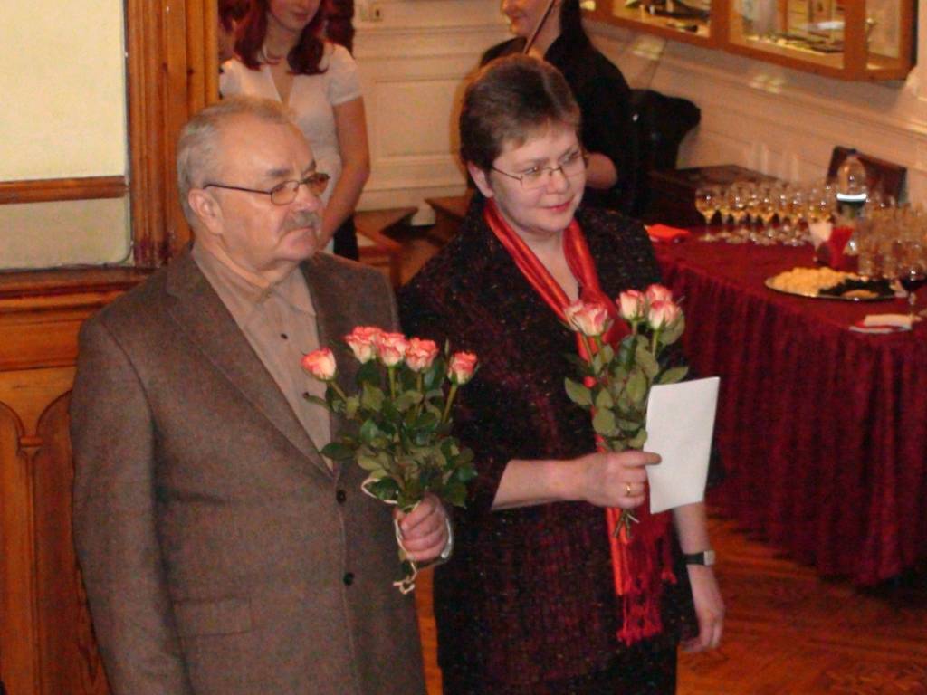 Liepājas muzeja speciālistu Uļas un Jāņa Gintneru vairāku gadu pētījumi par šīs pilsētas lomu Latvijas valsts dibināšanā apkopoti grāmatā “Liepāja Latvijas sākotnē”, par kuru šodien, 12. februārī Liepājas muzejā publikai stāstīja paši...
Autors: Sarmīte Štrausa
