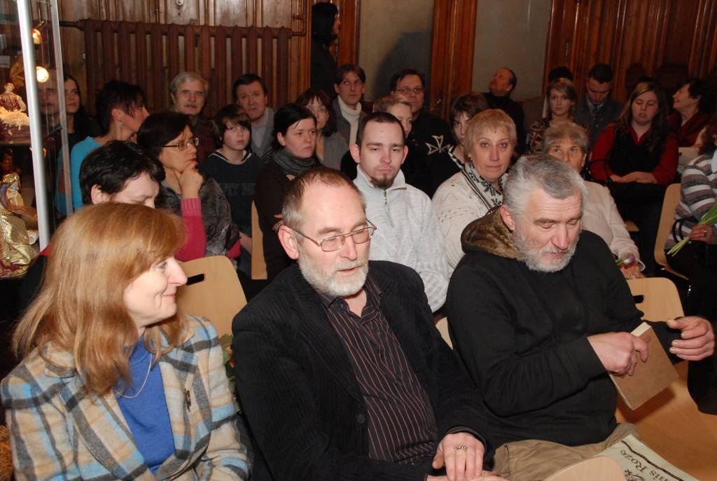 Liepājas muzeja speciālistu Uļas un Jāņa Gintneru vairāku gadu pētījumi par šīs pilsētas lomu Latvijas valsts dibināšanā apkopoti grāmatā “Liepāja Latvijas sākotnē”, par kuru šodien, 12. februārī Liepājas muzejā publikai stāstīja paši...
Autors: Sarmīte Štrausa
