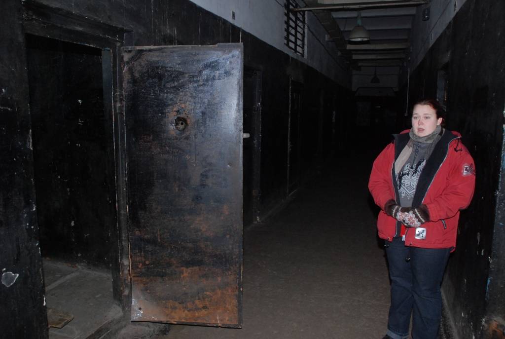 Šonedēļ Karostas cietumā vairākas naktis strādā 16 pētnieku grupa “Ghost Hunters" no Amerikas Savienoto Valstu televīzijas. 
Ar īpašas aparatūras palīdzību viņi mēģinās fiksēt Virssardzes namā mītošās Baltās dāmas klātbūtni.
Par saviem...
Autors: Sarmīte Štrausa