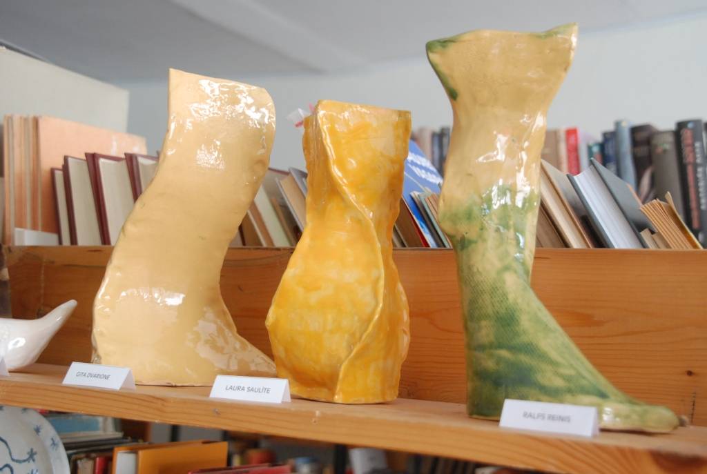 Februārī Priekules bibliotēkā skatāma Priekules Mūzikas un mākslas skolas Mākslas nodaļas desmitgadei veltīta izstāde. 

Mākslas nodaļas vadītāja Zenta Svara teic, ka dažādu gadagājumu absolventu un audzēkņu darbi izkārtoti bibliotēkā arī...
Autors: Ilze Vainovska