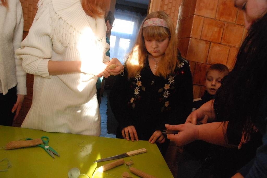 Sveču dienā, 2. februārī, jālej un jādedzina sveces, šo tradīciju jaunajai paaudzei atgādināja daudzbērnu ģimeņu biedrība „Dzērvīte”. 

„Dzērvītē” pirmā tikšanās jaunajā gadā notika sveču dienas priekšvakarā. Grobiņas radošā kluba „Efeja”...
Autors: Anita Kantāne