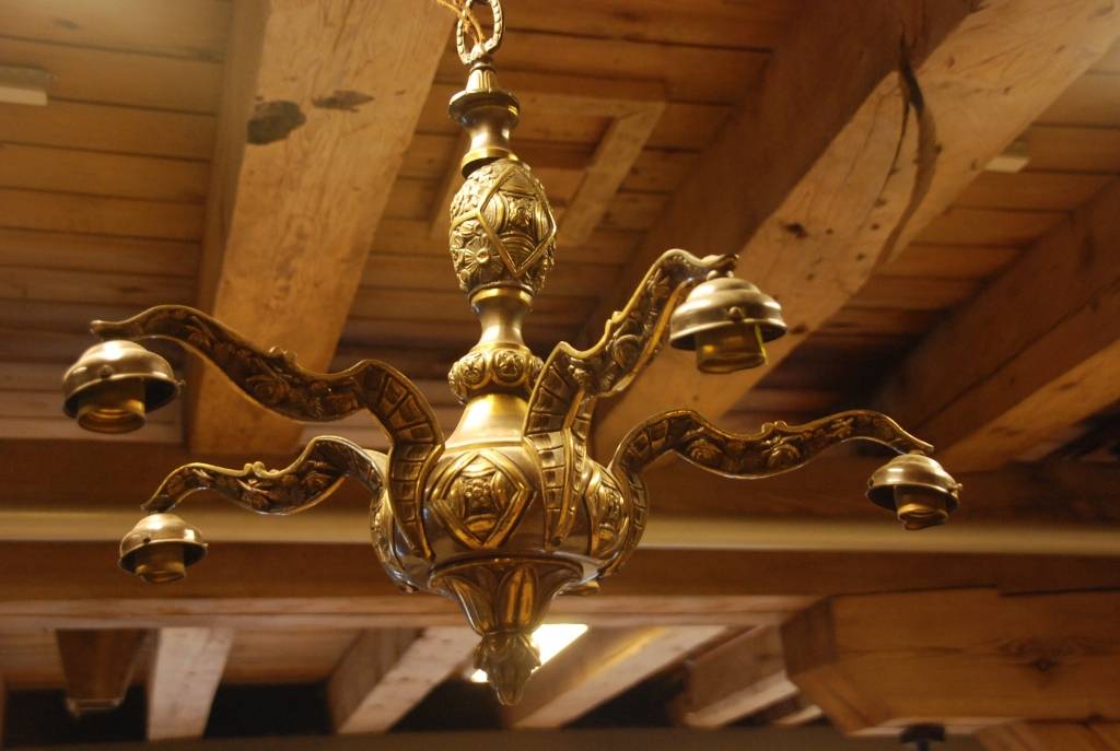 Nesen atvērtajā “SIA Galerija Māja” apmeklētāji var apsēsties ar zīdu tapsētajos krēslos un pieskarties senatnīgas lustras stikla piekariņiem. Lauku muižiņu vai vecpilsētas plašo un augsto griestu dzīvokļu īpašnieki galerijā var atrast...
Autors: Sarmīte Štrausa