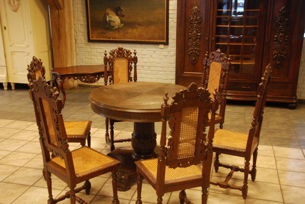 Nesen atvērtajā “SIA Galerija Māja” apmeklētāji var apsēsties ar zīdu tapsētajos krēslos un pieskarties senatnīgas lustras stikla piekariņiem. Lauku muižiņu vai vecpilsētas plašo un augsto griestu dzīvokļu īpašnieki galerijā var atrast...
Autors: Sarmīte Štrausa