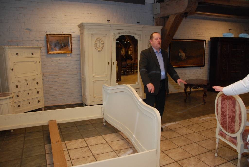 Nesen atvērtajā “SIA Galerija Māja” apmeklētāji var apsēsties ar zīdu tapsētajos krēslos un pieskarties senatnīgas lustras stikla piekariņiem. Lauku muižiņu vai vecpilsētas plašo un augsto griestu dzīvokļu īpašnieki galerijā var atrast...
Autors: Sarmīte Štrausa