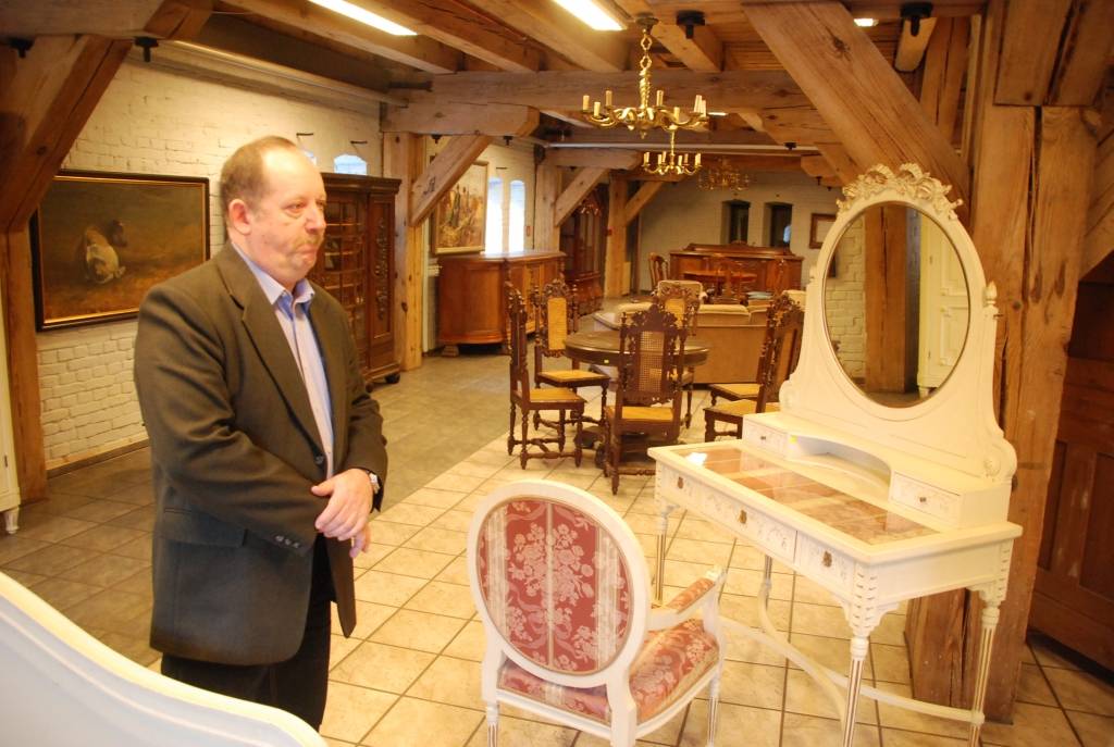 Nesen atvērtajā “SIA Galerija Māja” apmeklētāji var apsēsties ar zīdu tapsētajos krēslos un pieskarties senatnīgas lustras stikla piekariņiem. Lauku muižiņu vai vecpilsētas plašo un augsto griestu dzīvokļu īpašnieki galerijā var atrast...
Autors: Sarmīte Štrausa