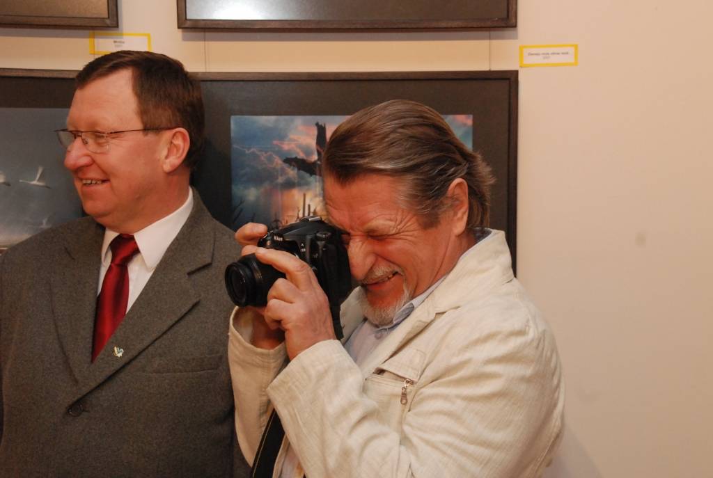 Romantiski dabas tēlojumi un savdabīgi skati – šādi Liepāju ataino fotogrāfs Pēteris Jaunzems savā izstādē “Vai tiešām tas bija?”. Viens no izteiksmīgākajiem darbiem Pētera Jaunzema personālizstādē ir 2005. gadā dokumentētais “Ugunsgrēks...
Autors: Sarmīte Štrausa