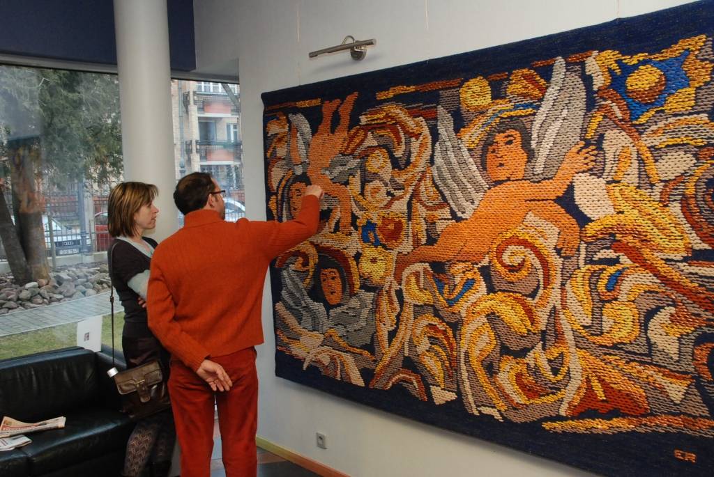 Īpatnējus gobelēnus un no dažādām tekstilšķiedrām veidotus telpisku objektus no 17. marta līdz 20. maijam var apskatīt UPB galerijā, Dzintaru ielā 19. Tur atklāta Egila Rozenberga izstāde “Eņģeļi un maskas”.
Egils Rozenbergs ir viens no...
Autors: Sarmīte Štrausa