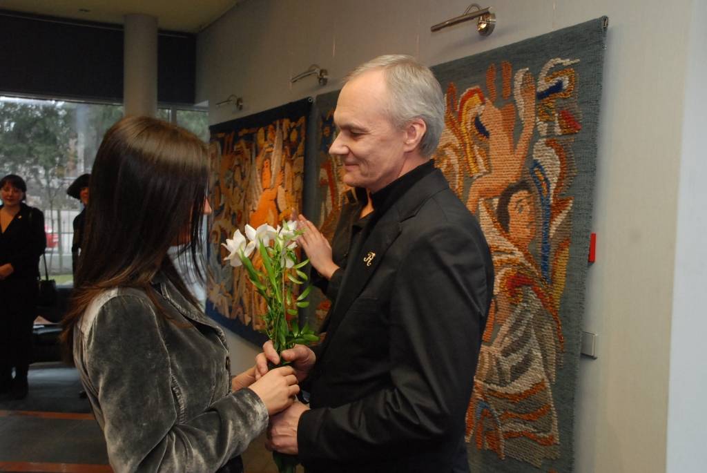 Īpatnējus gobelēnus un no dažādām tekstilšķiedrām veidotus telpisku objektus no 17. marta līdz 20. maijam var apskatīt UPB galerijā, Dzintaru ielā 19. Tur atklāta Egila Rozenberga izstāde “Eņģeļi un maskas”.
Egils Rozenbergs ir viens no...
Autors: Sarmīte Štrausa