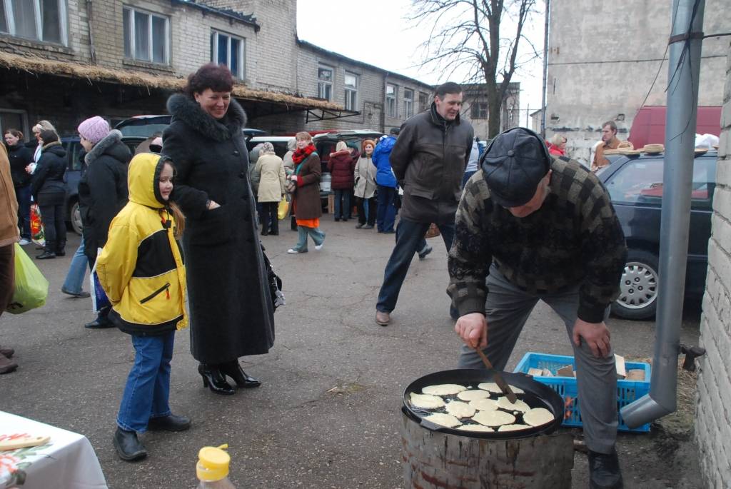 Sestdien Liepājā, Krūmu ielā 14, vērās vārti lauku produktu tirdziņam. “Atbalstīt zemniekus vajag,” saka kāda kundze, steidzot pēc rucavnieces Olgas Dūrējas ceptās maizes. 
“Laikam esmu nogulējusi, vajadzēja nākt agrāk,” konstatē cita,...
Autors: Anita Platace