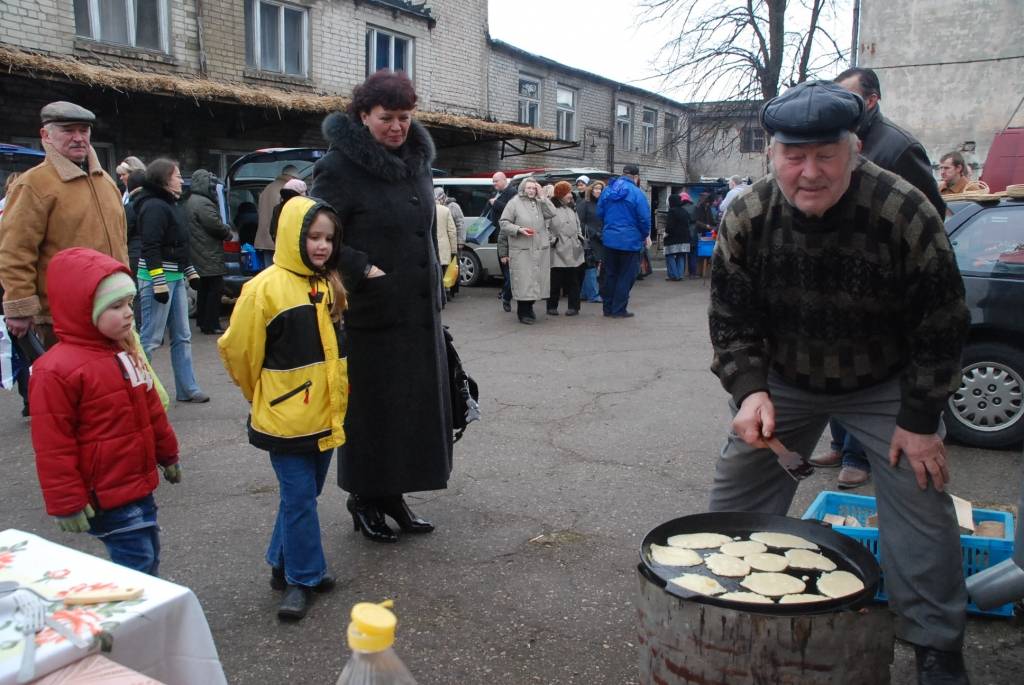Sestdien Liepājā, Krūmu ielā 14, vērās vārti lauku produktu tirdziņam. “Atbalstīt zemniekus vajag,” saka kāda kundze, steidzot pēc rucavnieces Olgas Dūrējas ceptās maizes. 
“Laikam esmu nogulējusi, vajadzēja nākt agrāk,” konstatē cita,...
Autors: Anita Platace