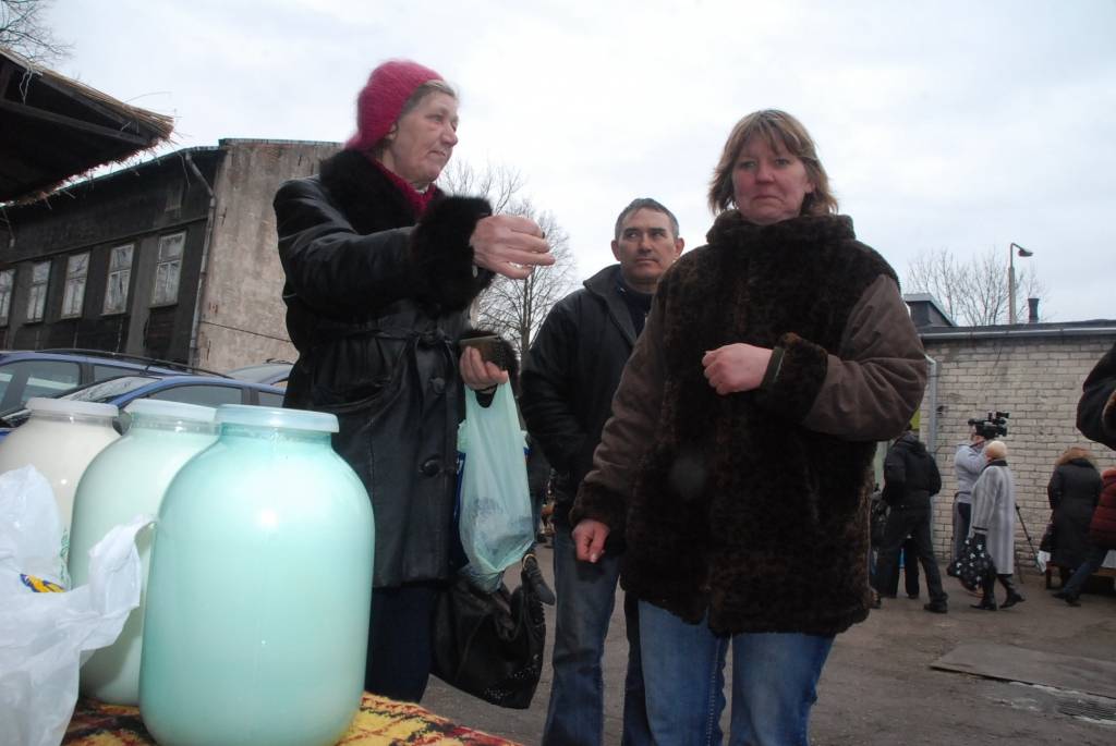Sestdien Liepājā, Krūmu ielā 14, vērās vārti lauku produktu tirdziņam. “Atbalstīt zemniekus vajag,” saka kāda kundze, steidzot pēc rucavnieces Olgas Dūrējas ceptās maizes. 
“Laikam esmu nogulējusi, vajadzēja nākt agrāk,” konstatē cita,...
Autors: Anita Platace