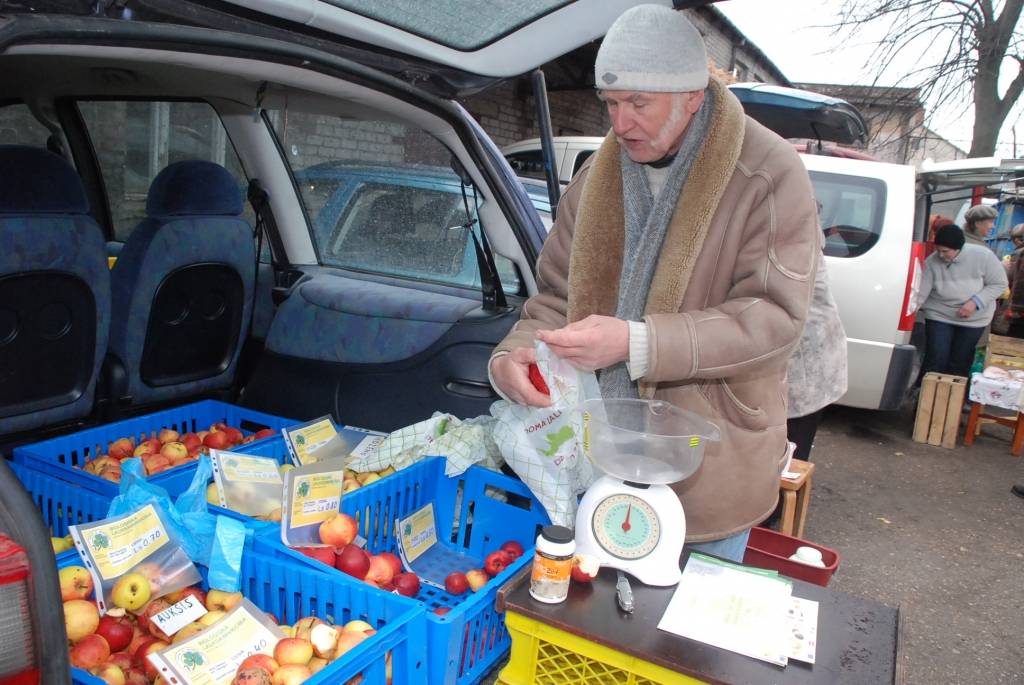 Sestdien Liepājā, Krūmu ielā 14, vērās vārti lauku produktu tirdziņam. “Atbalstīt zemniekus vajag,” saka kāda kundze, steidzot pēc rucavnieces Olgas Dūrējas ceptās maizes. 
“Laikam esmu nogulējusi, vajadzēja nākt agrāk,” konstatē cita,...
Autors: Anita Platace