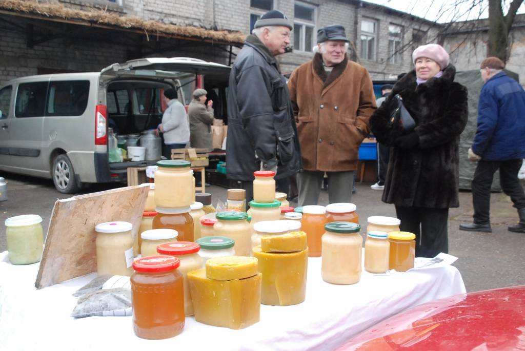 Sestdien Liepājā, Krūmu ielā 14, vērās vārti lauku produktu tirdziņam. “Atbalstīt zemniekus vajag,” saka kāda kundze, steidzot pēc rucavnieces Olgas Dūrējas ceptās maizes. 
“Laikam esmu nogulējusi, vajadzēja nākt agrāk,” konstatē cita,...
Autors: Anita Platace