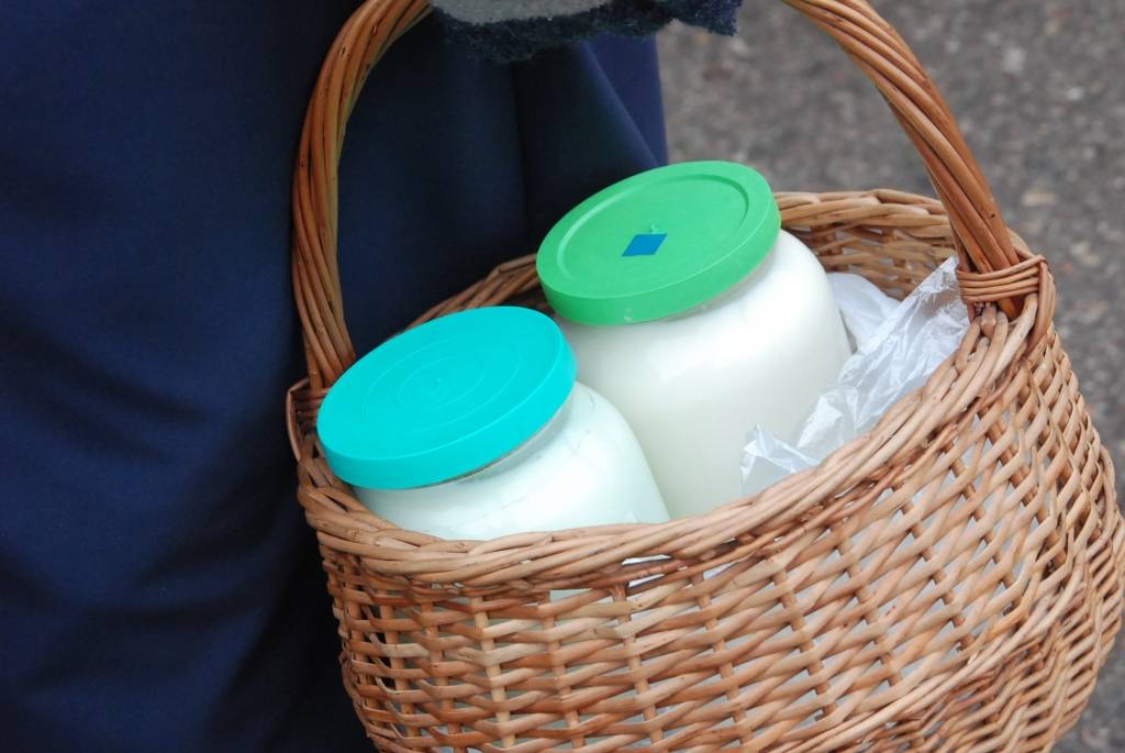 Sestdien Liepājā, Krūmu ielā 14, vērās vārti lauku produktu tirdziņam. “Atbalstīt zemniekus vajag,” saka kāda kundze, steidzot pēc rucavnieces Olgas Dūrējas ceptās maizes. 
“Laikam esmu nogulējusi, vajadzēja nākt agrāk,” konstatē cita,...
Autors: Anita Platace