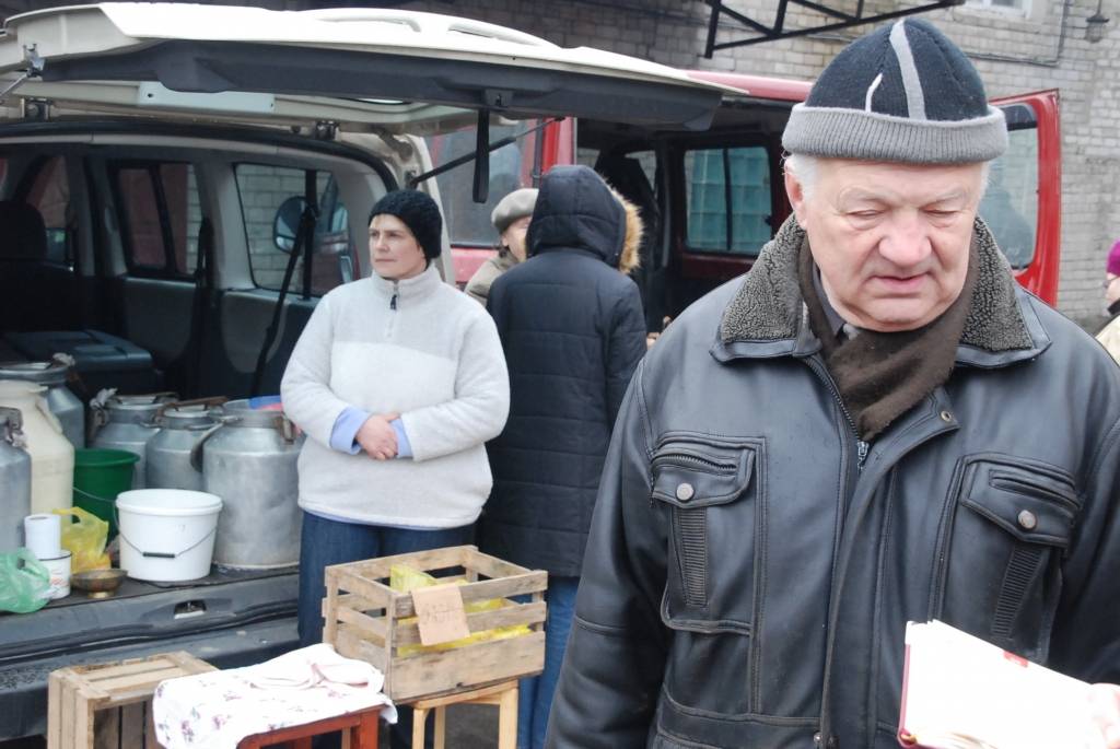 Sestdien Liepājā, Krūmu ielā 14, vērās vārti lauku produktu tirdziņam. “Atbalstīt zemniekus vajag,” saka kāda kundze, steidzot pēc rucavnieces Olgas Dūrējas ceptās maizes. 
“Laikam esmu nogulējusi, vajadzēja nākt agrāk,” konstatē cita,...
Autors: Anita Platace
