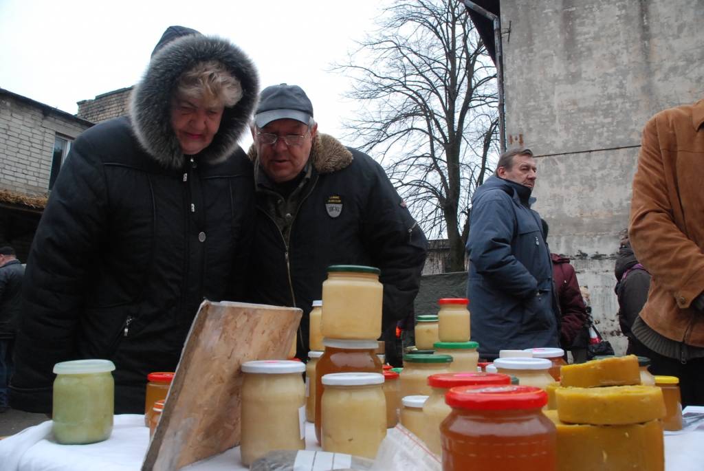 Sestdien Liepājā, Krūmu ielā 14, vērās vārti lauku produktu tirdziņam. “Atbalstīt zemniekus vajag,” saka kāda kundze, steidzot pēc rucavnieces Olgas Dūrējas ceptās maizes. 
“Laikam esmu nogulējusi, vajadzēja nākt agrāk,” konstatē cita,...
Autors: Anita Platace