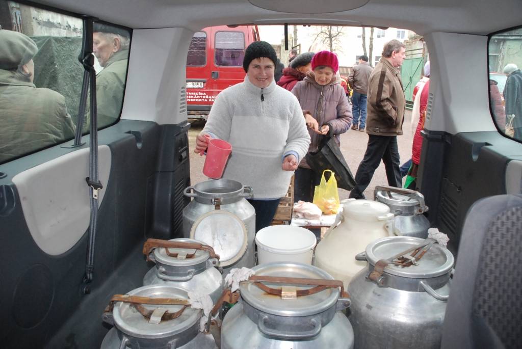 Sestdien Liepājā, Krūmu ielā 14, vērās vārti lauku produktu tirdziņam. “Atbalstīt zemniekus vajag,” saka kāda kundze, steidzot pēc rucavnieces Olgas Dūrējas ceptās maizes. 
“Laikam esmu nogulējusi, vajadzēja nākt agrāk,” konstatē cita,...
Autors: Anita Platace