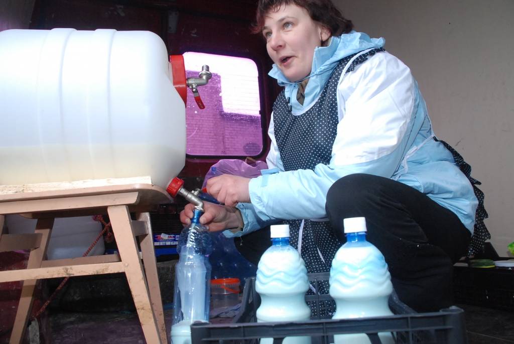 Sestdien Liepājā, Krūmu ielā 14, vērās vārti lauku produktu tirdziņam. “Atbalstīt zemniekus vajag,” saka kāda kundze, steidzot pēc rucavnieces Olgas Dūrējas ceptās maizes. 
“Laikam esmu nogulējusi, vajadzēja nākt agrāk,” konstatē cita,...
Autors: Anita Platace