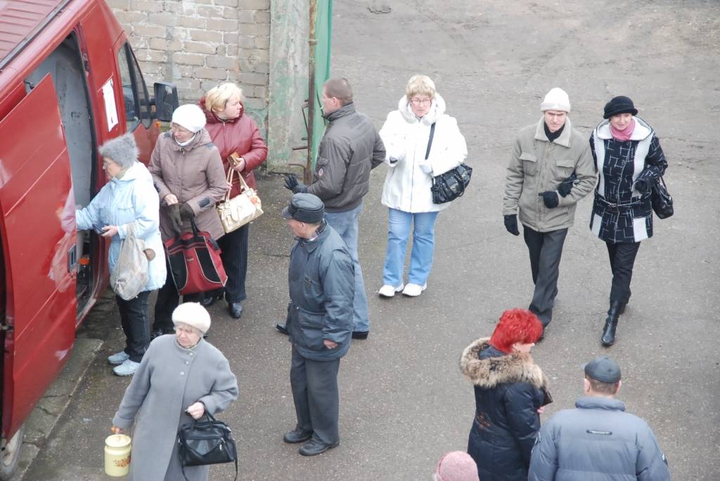 Sestdien Liepājā, Krūmu ielā 14, vērās vārti lauku produktu tirdziņam. “Atbalstīt zemniekus vajag,” saka kāda kundze, steidzot pēc rucavnieces Olgas Dūrējas ceptās maizes. 
“Laikam esmu nogulējusi, vajadzēja nākt agrāk,” konstatē cita,...
Autors: Anita Platace