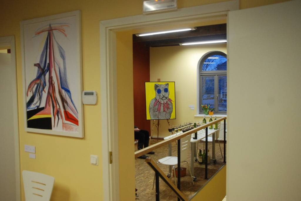 Jaunākajā Liepājas mākslas galerijā piektdienas vakarā atklāja Liepājas mākslas vidusskolas zīmēšanas uz gleznošanas skolotāju darbu izstādi ar nosaukumu “Kas mūs vienos, kas mūs šķir.”

Uz to kolēģus pamudinājusi Liene Bernāte. Viens no...
Autors: Sarmīte Štrausa