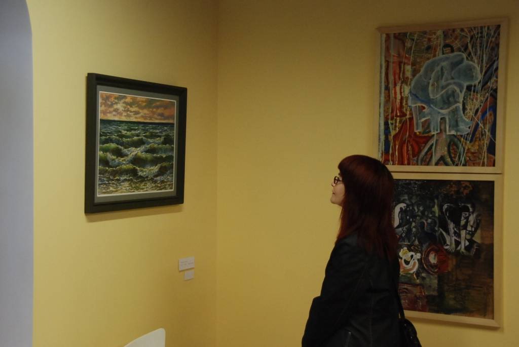 Jaunākajā Liepājas mākslas galerijā piektdienas vakarā atklāja Liepājas mākslas vidusskolas zīmēšanas uz gleznošanas skolotāju darbu izstādi ar nosaukumu “Kas mūs vienos, kas mūs šķir.”

Uz to kolēģus pamudinājusi Liene Bernāte. Viens no...
Autors: Sarmīte Štrausa