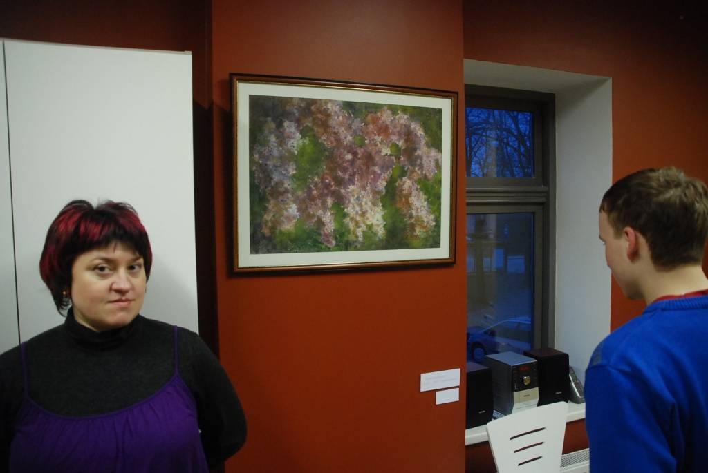 Jaunākajā Liepājas mākslas galerijā piektdienas vakarā atklāja Liepājas mākslas vidusskolas zīmēšanas uz gleznošanas skolotāju darbu izstādi ar nosaukumu “Kas mūs vienos, kas mūs šķir.”

Uz to kolēģus pamudinājusi Liene Bernāte. Viens no...
Autors: Sarmīte Štrausa