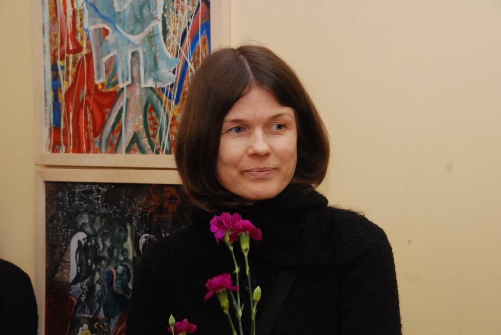 Jaunākajā Liepājas mākslas galerijā piektdienas vakarā atklāja Liepājas mākslas vidusskolas zīmēšanas uz gleznošanas skolotāju darbu izstādi ar nosaukumu “Kas mūs vienos, kas mūs šķir.”

Uz to kolēģus pamudinājusi Liene Bernāte. Viens no...
Autors: Sarmīte Štrausa