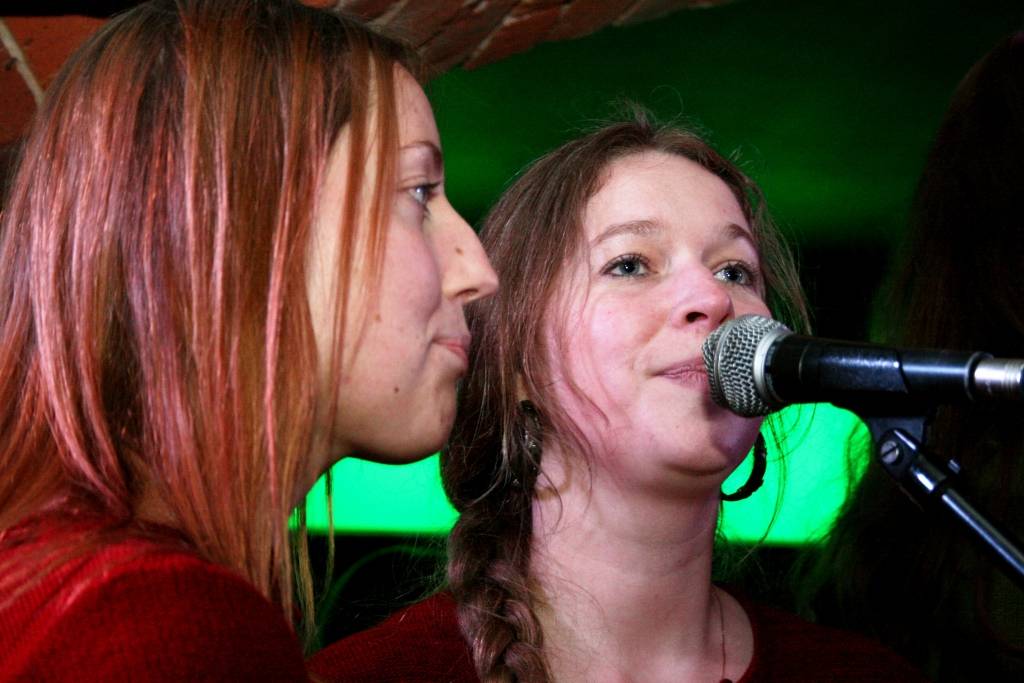 Liepājas folkloras draugu kopa "Baļķi" šovakar, 20. martā, Liepājas mūzikas klubā "Pablo" ieskandināja pavasari. "Baļķu" meitenes un puiši izpildīja dziesmas no sava drīzumā gaidāmā albuma. Kā zināms, tieši šodien pulksten 13:44 Latvijā...
Autors: Uldis Dobelis
