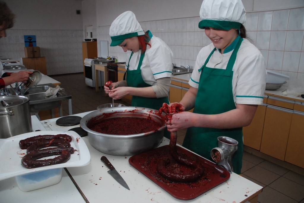 Liepājas Tūrisma un tekstila skolā (LTTS) turpinās latviešu tradicionālo ēdienu recepšu pētīšana. Pēc brauciena uz Rucavu, kad audzēkņi kopā ar skolotājām pierakstīja seno recepšu zinātāju ieteikumus, sākušās praktiskās nodarbības.

Šonedēļ...
Autors: Iluta Dreimane