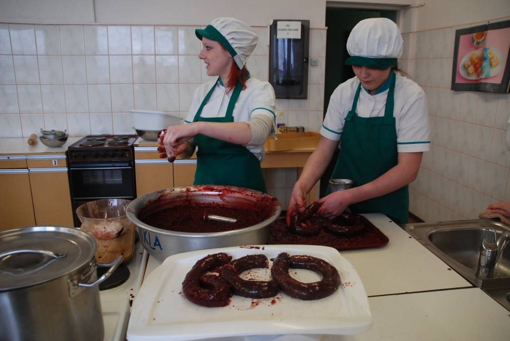 Liepājas Tūrisma un tekstila skolā (LTTS) turpinās latviešu tradicionālo ēdienu recepšu pētīšana. Pēc brauciena uz Rucavu, kad audzēkņi kopā ar skolotājām pierakstīja seno recepšu zinātāju ieteikumus, sākušās praktiskās nodarbības.

Šonedēļ...
Autors: Iluta Dreimane