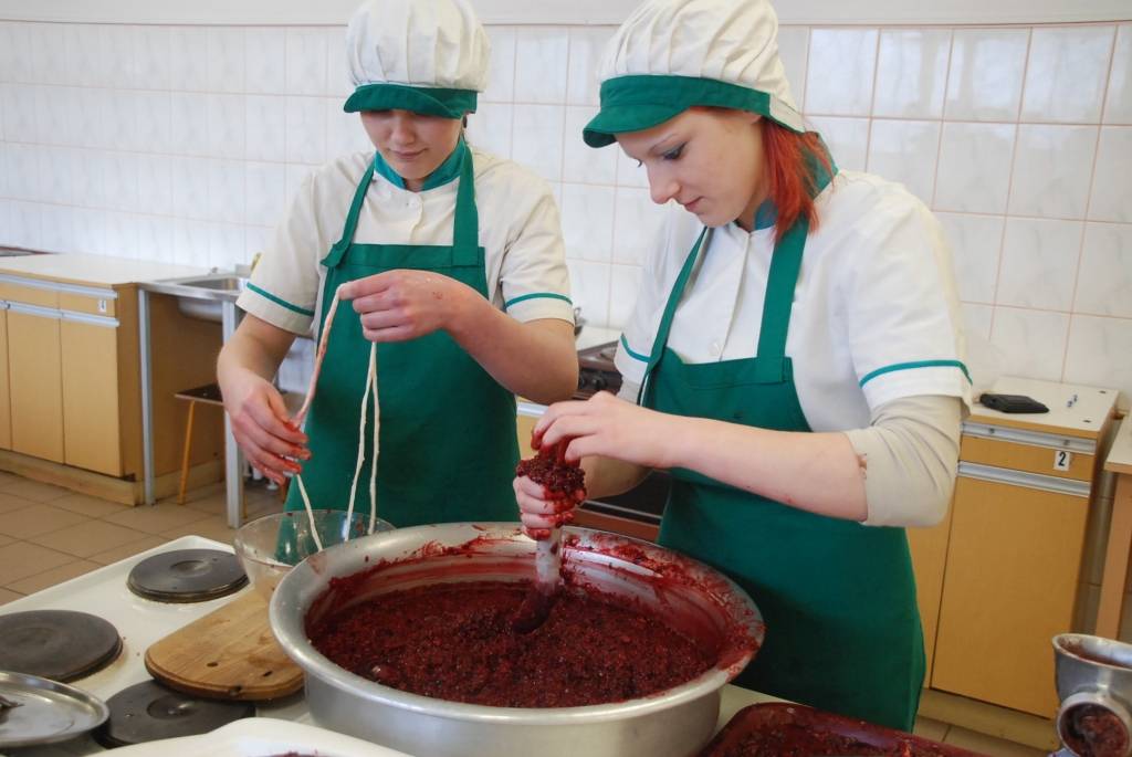 Liepājas Tūrisma un tekstila skolā (LTTS) turpinās latviešu tradicionālo ēdienu recepšu pētīšana. Pēc brauciena uz Rucavu, kad audzēkņi kopā ar skolotājām pierakstīja seno recepšu zinātāju ieteikumus, sākušās praktiskās nodarbības.

Šonedēļ...
Autors: Iluta Dreimane
