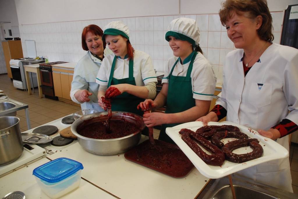 Liepājas Tūrisma un tekstila skolā (LTTS) turpinās latviešu tradicionālo ēdienu recepšu pētīšana. Pēc brauciena uz Rucavu, kad audzēkņi kopā ar skolotājām pierakstīja seno recepšu zinātāju ieteikumus, sākušās praktiskās nodarbības.

Šonedēļ...
Autors: Iluta Dreimane
