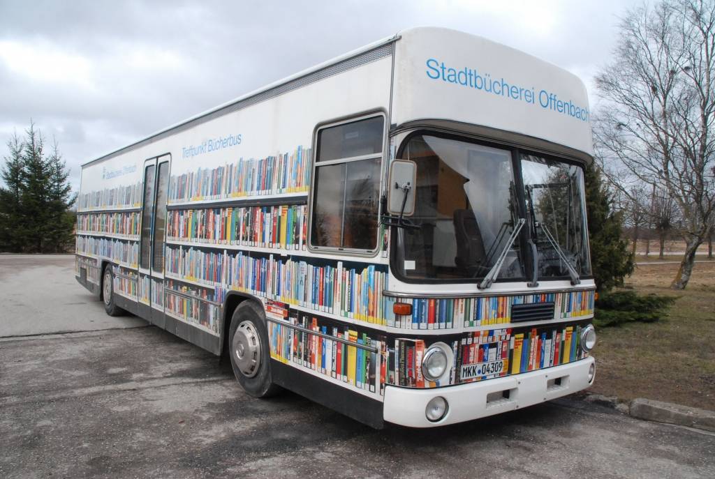 Grobiņas pagastā no Vācijas pilsētas Ofenbahas atvests autobuss, kas tur kalpojis kā ceļojoša bibliotēka. Tas varētu kļūt arī par publisko interneta pieejas punktu. 

Bibliobusa vadītāja Ofenbahā Dina Herde – dzimusi liepājniece –...
Autors: Anita Platace