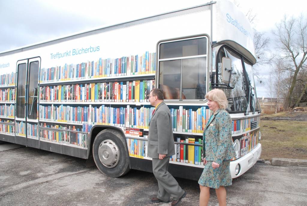 Grobiņas pagastā no Vācijas pilsētas Ofenbahas atvests autobuss, kas tur kalpojis kā ceļojoša bibliotēka. Tas varētu kļūt arī par publisko interneta pieejas punktu. 

Bibliobusa vadītāja Ofenbahā Dina Herde – dzimusi liepājniece –...
Autors: Anita Platace