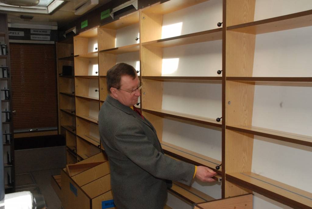 Grobiņas pagastā no Vācijas pilsētas Ofenbahas atvests autobuss, kas tur kalpojis kā ceļojoša bibliotēka. Tas varētu kļūt arī par publisko interneta pieejas punktu. 

Bibliobusa vadītāja Ofenbahā Dina Herde – dzimusi liepājniece –...
Autors: Anita Platace