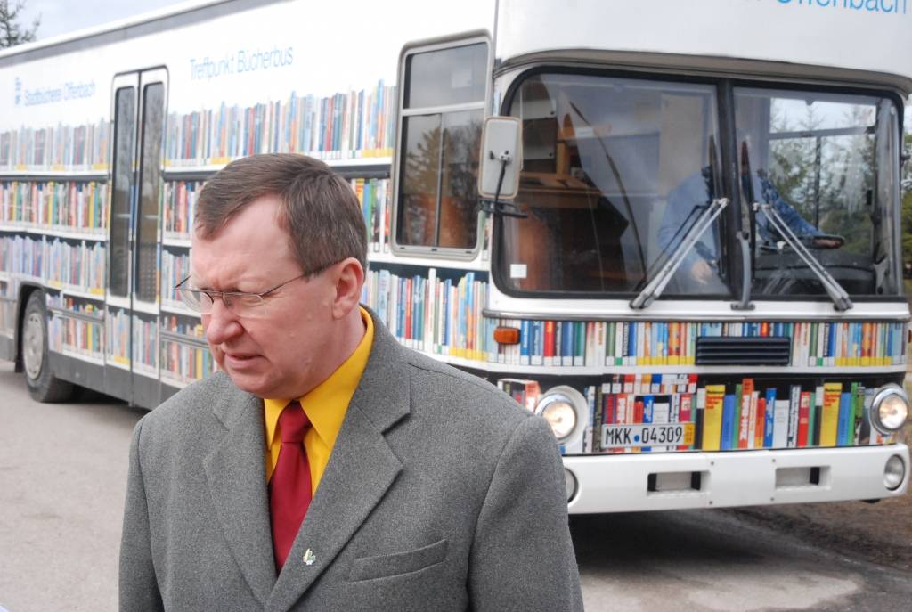 Grobiņas pagastā no Vācijas pilsētas Ofenbahas atvests autobuss, kas tur kalpojis kā ceļojoša bibliotēka. Tas varētu kļūt arī par publisko interneta pieejas punktu. 

Bibliobusa vadītāja Ofenbahā Dina Herde – dzimusi liepājniece –...
Autors: Anita Platace