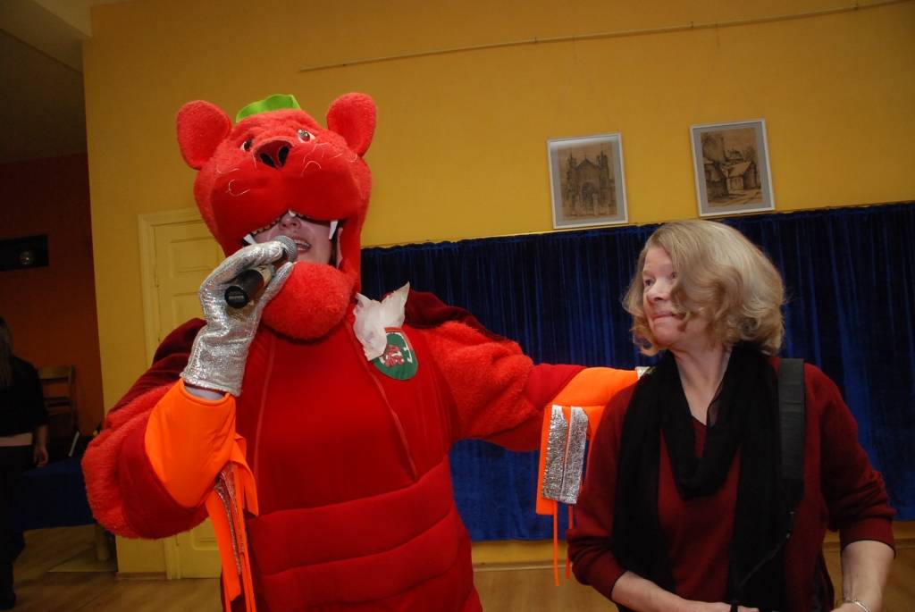 Ar mākslinieces Irinas Tīres izstādes “Mana Liepāja” atklāšanu, izrādi “Caur Liepājas vēstures kambariem” un Klaipēdas ciemiņu viesošanos Liepājas 384. dzimšanas dienu trešdien atzīmēja Liepājas leļļu teātris. 
Paši liepājnieki...
Autors: Sarmīte Štrausa