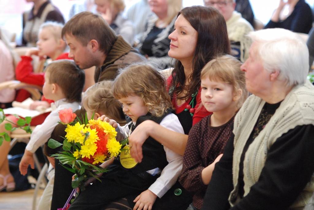 Svētdien, 15. martā, Liepājas Olimpiskajā centrā notika pilsētas mazo vokālistu konkurss "Cālis 2009". Jaunākajā grupā titulu "Cālis 2009" ieguva Paula Nille. Otro vietu izcīnīja Sebastians Šmits. Trešā bija Undīne Melbārde, stāsta...
Autors: Uldis Dobelis