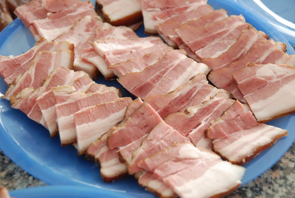 Lauku piens, svaiga gaļa, mājas kūpinājumi ir produkti, ko lauksaimnieku Meļķu ģimene no Kalētu pagasta piedāvā jaunatvērtajā veikalā Vecliepājā „Mazais skārnis”.
Autors: Jānis Goldbergs