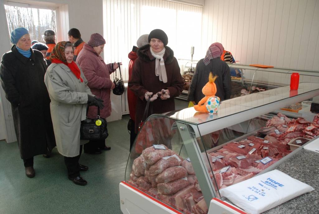 Lauku piens, svaiga gaļa, mājas kūpinājumi ir produkti, ko lauksaimnieku Meļķu ģimene no Kalētu pagasta piedāvā jaunatvērtajā veikalā Vecliepājā „Mazais skārnis”.
Autors: Jānis Goldbergs