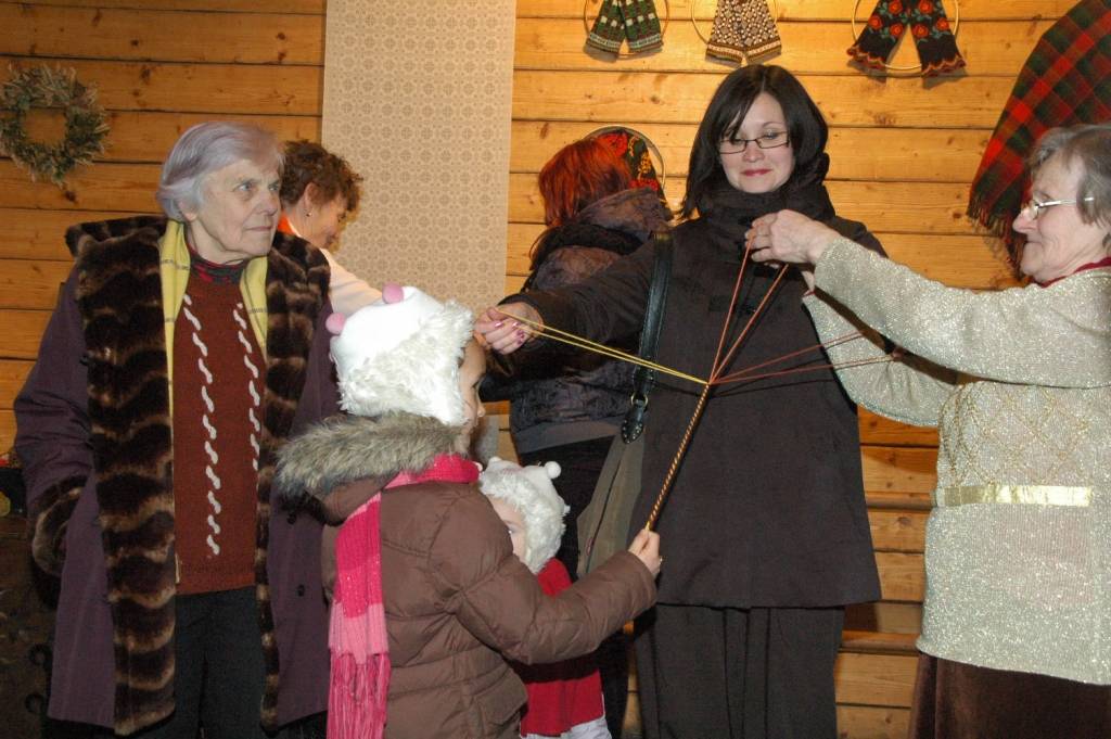 Laikā starp Meteņiem un Lielo dienu folkloras centrā “Namīns” uz balsu ievingrināšanu ceturtdienas vakaros pulksten 17.30 aicina Liepājas folkloras kopas.

Pirmajā nodarbībā ceturtdienas vakarā “Namīnā” sanāca dziedātājas no folkloras...
Autors: Sarmīte Štrausa