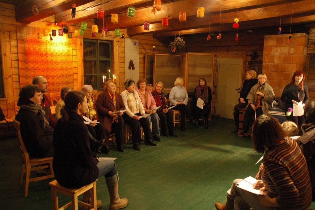 Laikā starp Meteņiem un Lielo dienu folkloras centrā “Namīns” uz balsu ievingrināšanu ceturtdienas vakaros pulksten 17.30 aicina Liepājas folkloras kopas.

Pirmajā nodarbībā ceturtdienas vakarā “Namīnā” sanāca dziedātājas no folkloras...
Autors: Sarmīte Štrausa