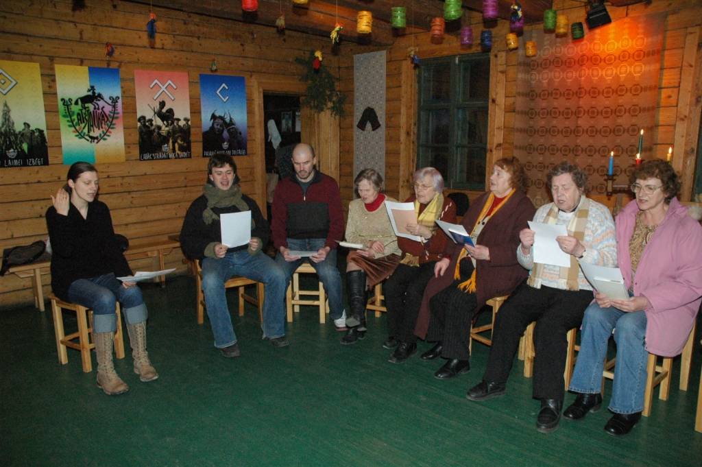 Laikā starp Meteņiem un Lielo dienu folkloras centrā “Namīns” uz balsu ievingrināšanu ceturtdienas vakaros pulksten 17.30 aicina Liepājas folkloras kopas.

Pirmajā nodarbībā ceturtdienas vakarā “Namīnā” sanāca dziedātājas no folkloras...
Autors: Sarmīte Štrausa